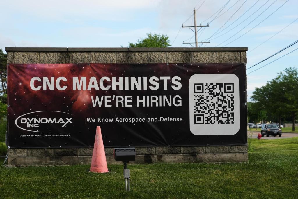 US filings for unemployment benefits fall to 226,000 last week