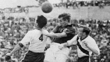 English midfielder Thomas Finney (C) tries to head the ball between American defenders Charlie Colombo and Walter Bahr 29 June 1950 in Belo Horizonte during the World Cup first-round match between England and the United States. Heavily-favored England was upset by the United States 1-0 on a goal scored by forward Joseph Gaetjens. AFP PHOTO (Photo credit should read STAFF/AFP via Getty Images)