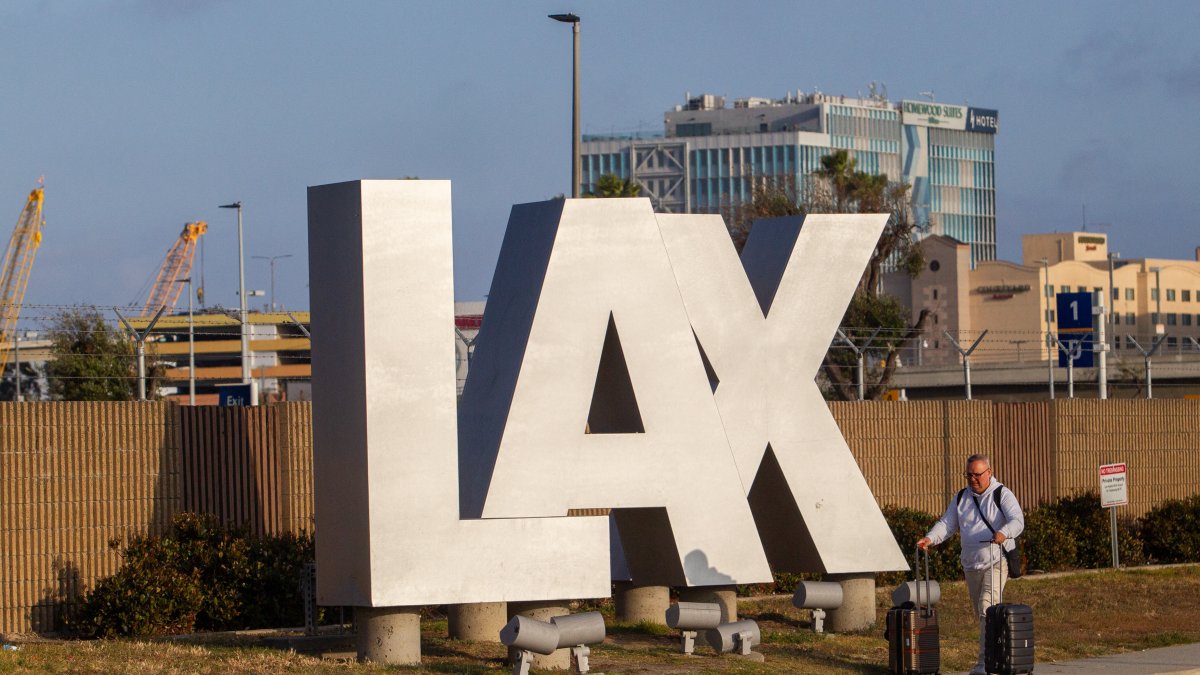 Pilot reports skydiver sighting as flight nears landing at LAX – NBC Los Angeles