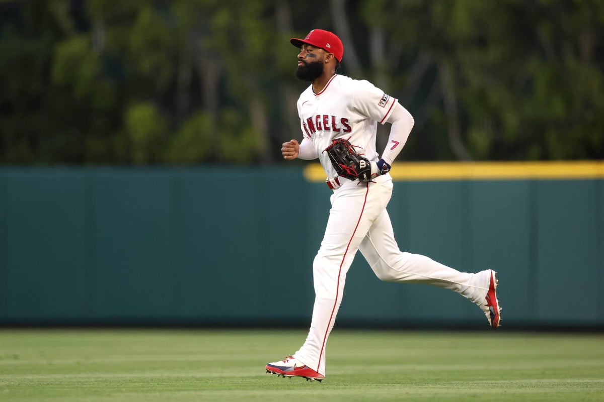 Jo Adell pulls a Jose Canseco, as ball bounces off head and over fence for homer