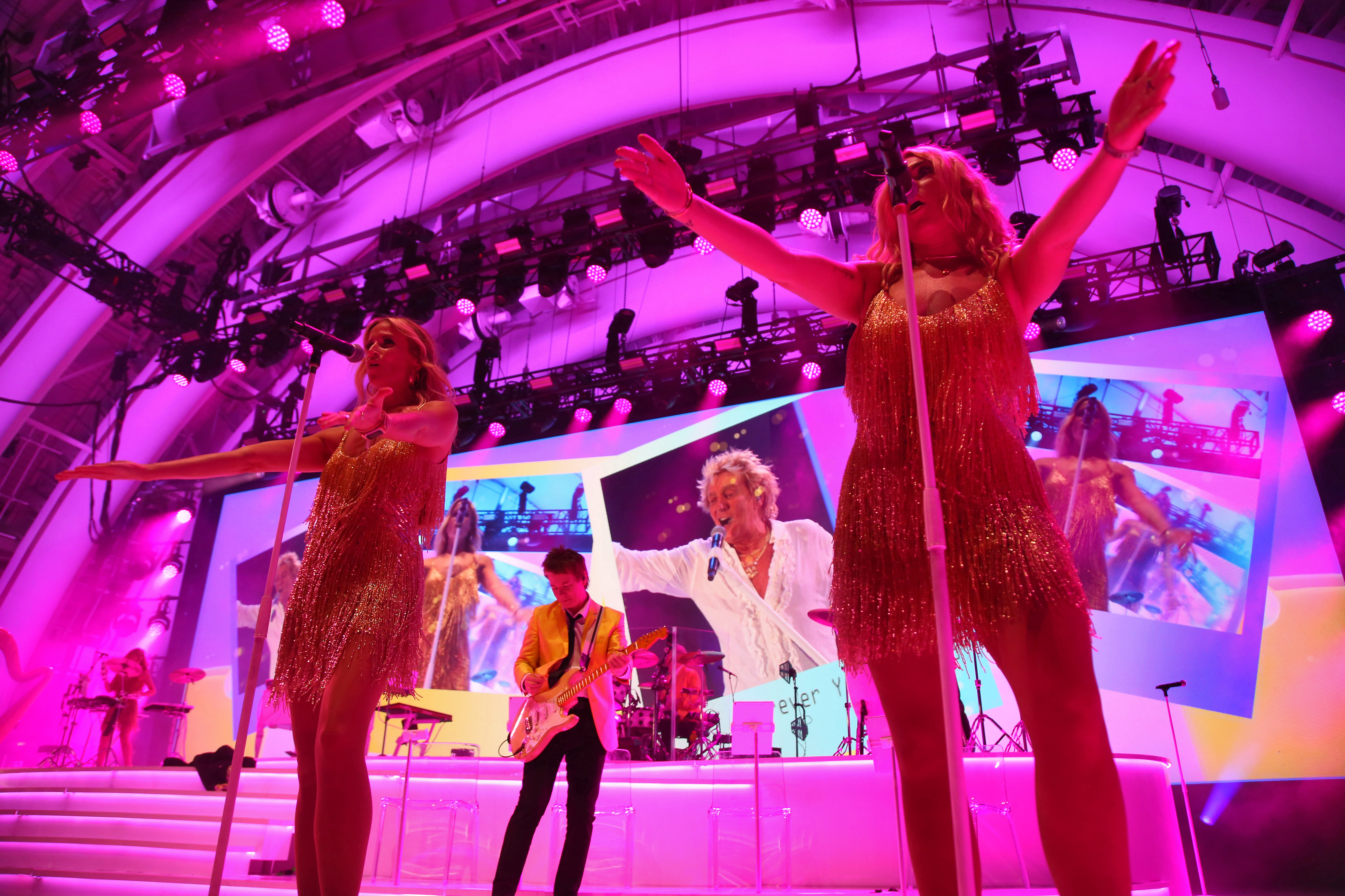 Rod Stewart thrilled a sold-out Hollywood Bowl on the One...