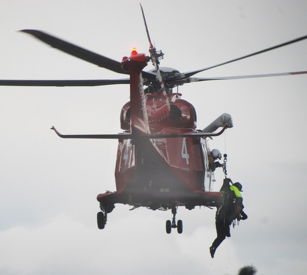 Hiker dies in Hollywood Hills West despite efforts by rescuers to save him – Daily News