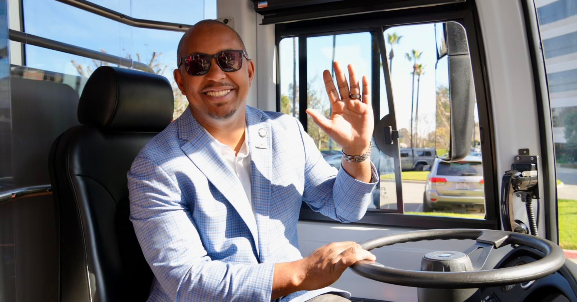 Mayor Rex Richardson celebrated Long Beach Transit’s new battery-electric commuter...