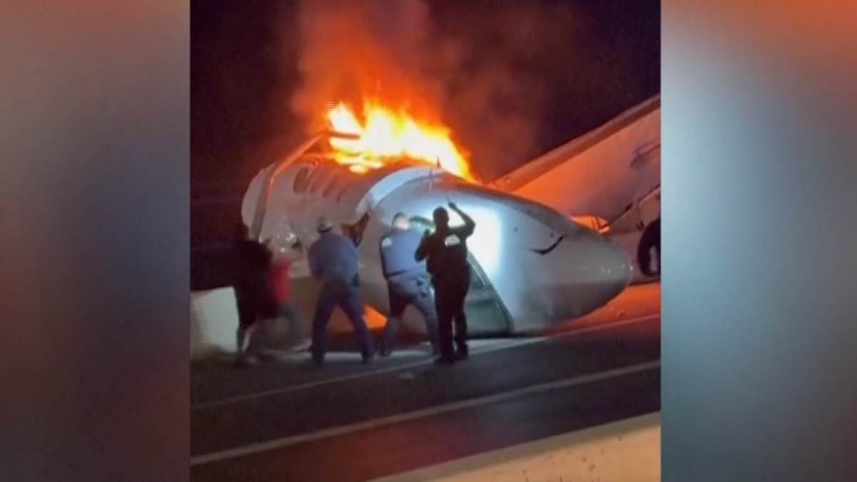 Dramatic rescue after small plane crashes on Laredo highway – NBC Los Angeles