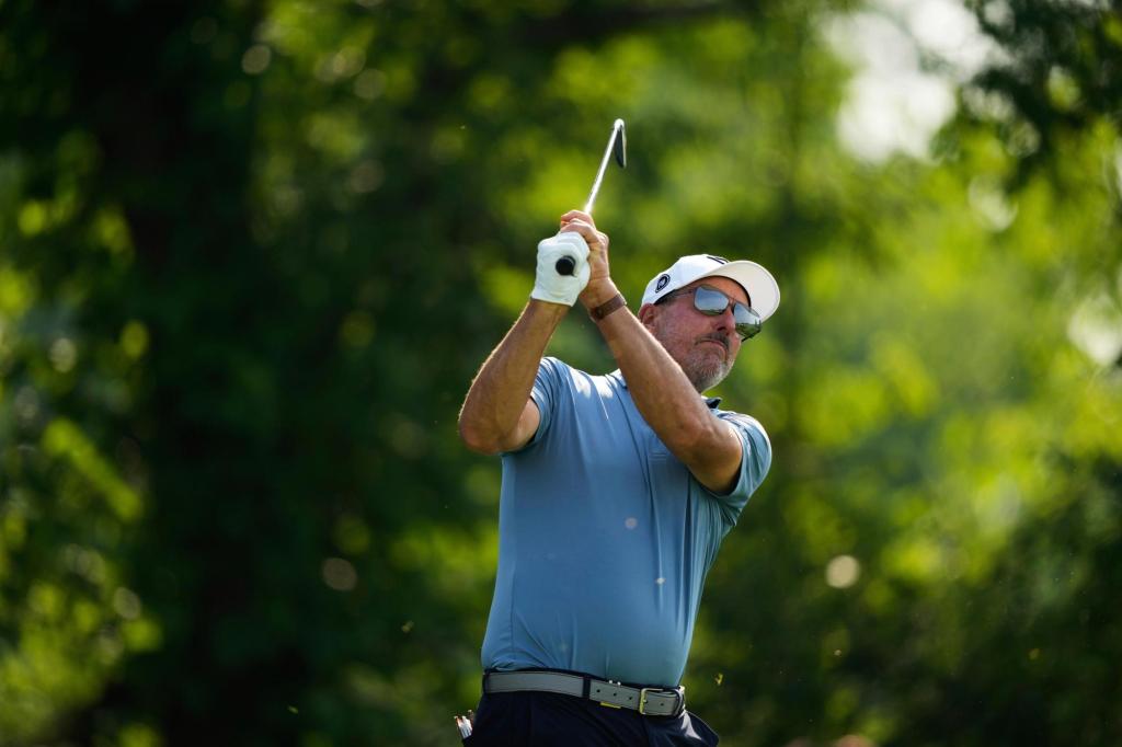 Report: Mickelson kicked out of San Diego club for inappropriate contact with female employee