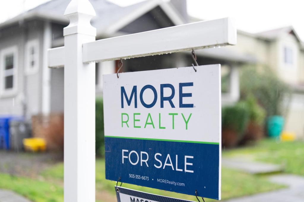 Average long-term mortgage rate rises to 6.52%, just below high for 26
