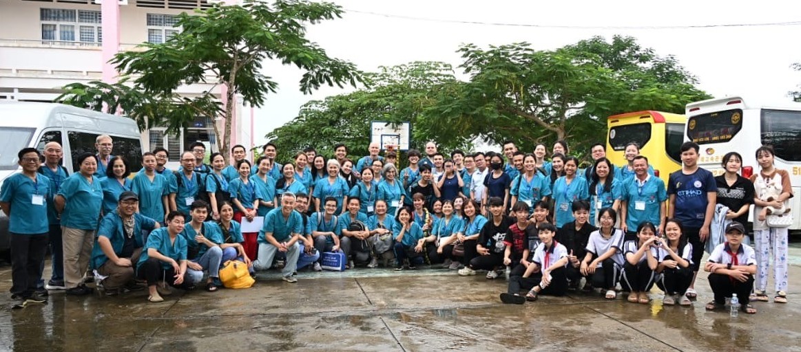 The Project Vietnam Foundation team, including doctors, dentists, pharmacists, optometrists...