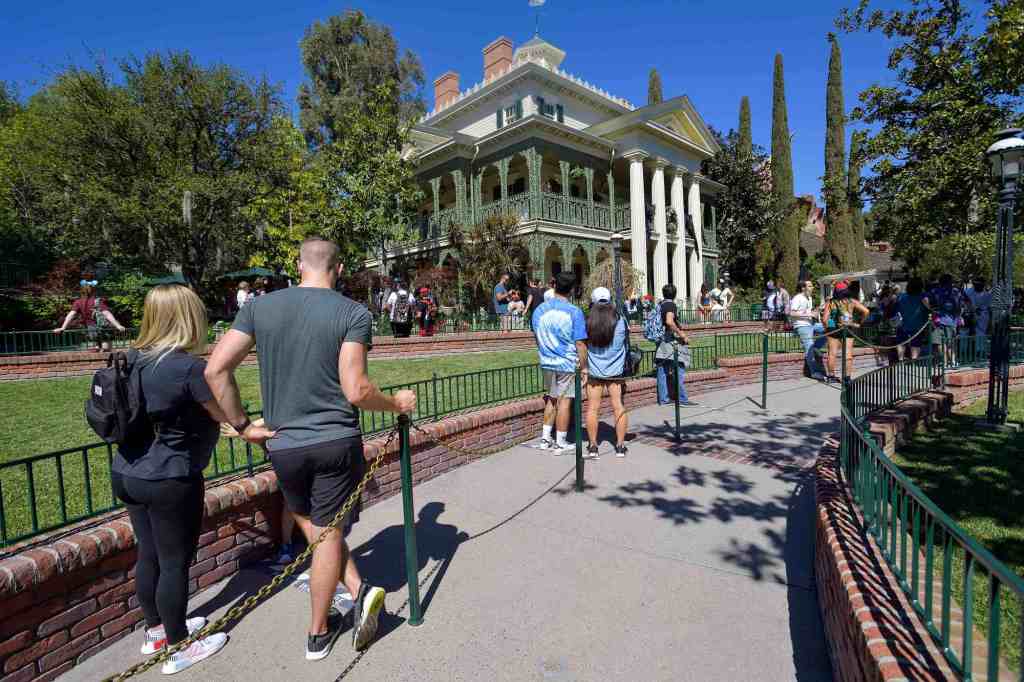 Haunted Mansion riders told to fend for themselves during Disneyland ride breakdown – Orange County Register