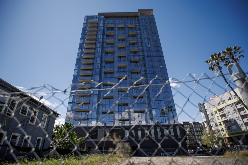 San Jose apartment tower’s parking shortage tests California’s push for less parking