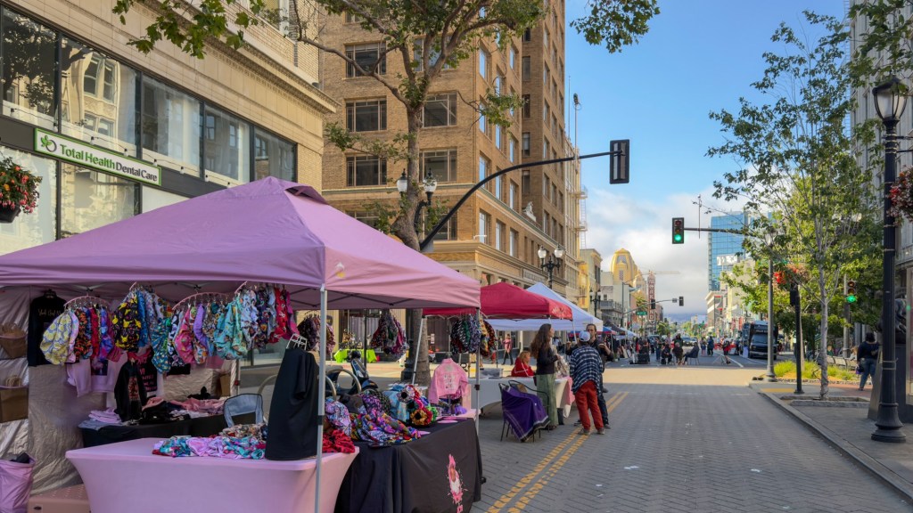 Oaktown Thursdays debut brings music, food and crowds to downtown Oakland