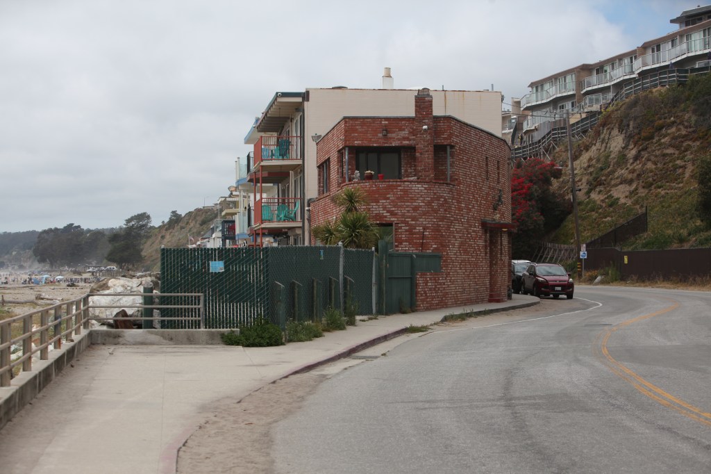 After a loss at the California Supreme Court, why are the fences on Beach Drive in Aptos still standing? – Santa Cruz Sentinel
