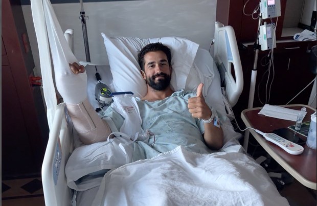 32-year-old Daniel Crago, 32, recovers in a Montana hospital shortly after he was attacked by a grizzly bear in Glacier National Park on May 28, 2026. (Daniel Crago)
