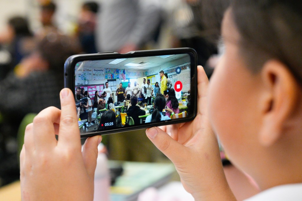 San Diego Unified passes resolution to restrict classroom technology, with further reform to come – San Diego Union-Tribune