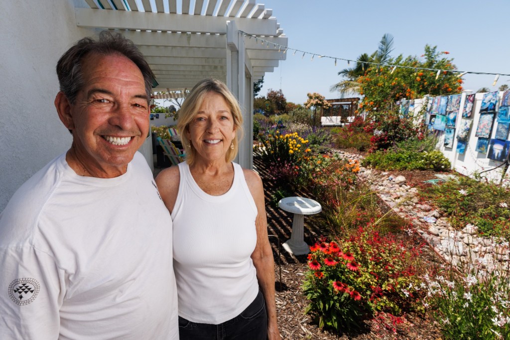 With bold blooms and outdoor art, Clairemont yard is awash in color – San Diego Union-Tribune