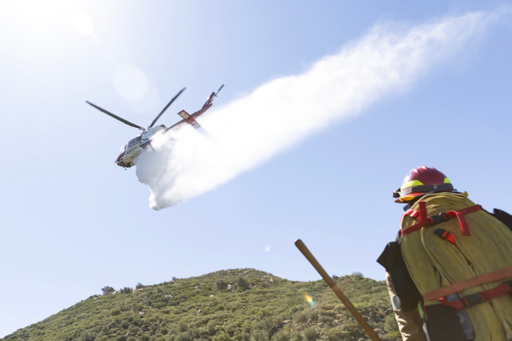 Brush fire prompts the temporary closure of both directions of state Route 67 in Ramona – San Diego Union-Tribune