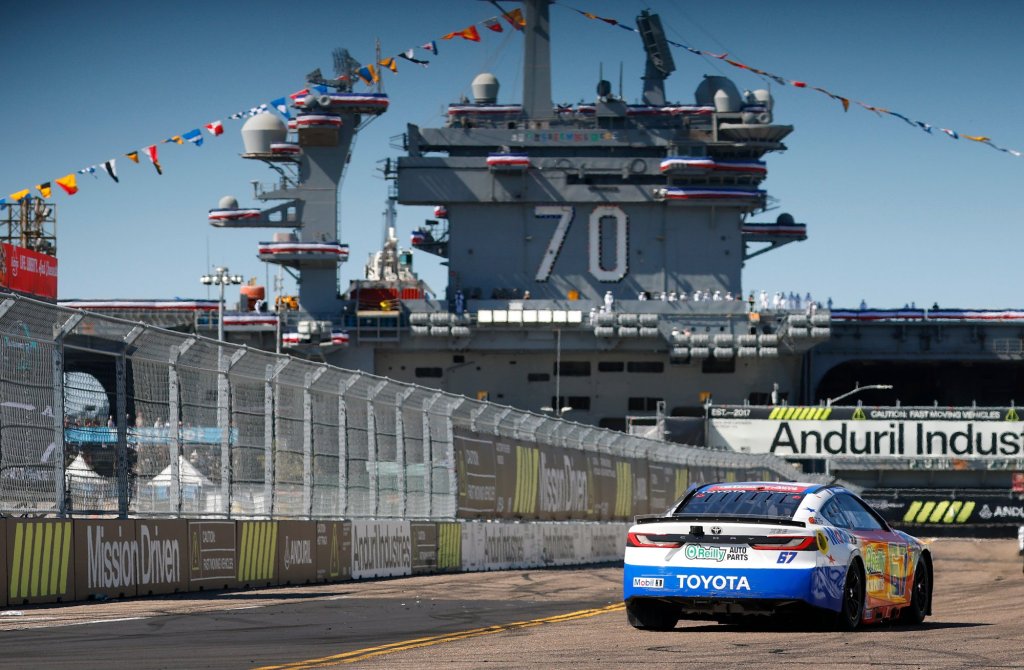 NASCAR notebook: Wreck knocks out odds-on favorite in Anduril 250