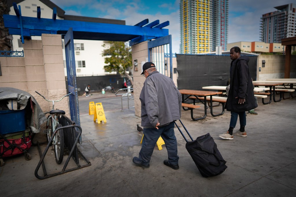 After 35 years of serving homeless San Diegans’ basic needs, Neil Good Day Center will be shut down by the city – San Diego Union-Tribune
