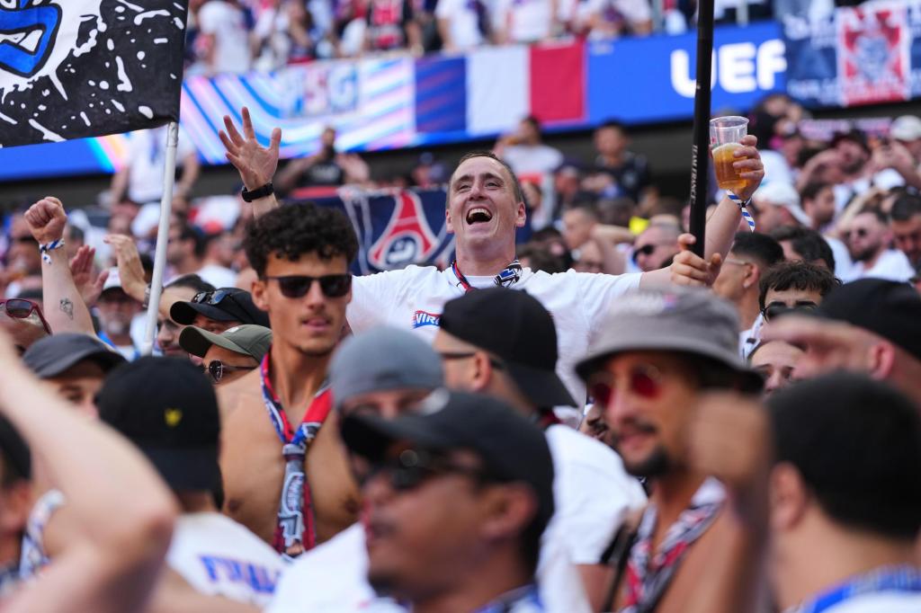 Many soccer fans will be drinking alcohol and watching the World Cup. In heat, doing that is risky – East Bay Times