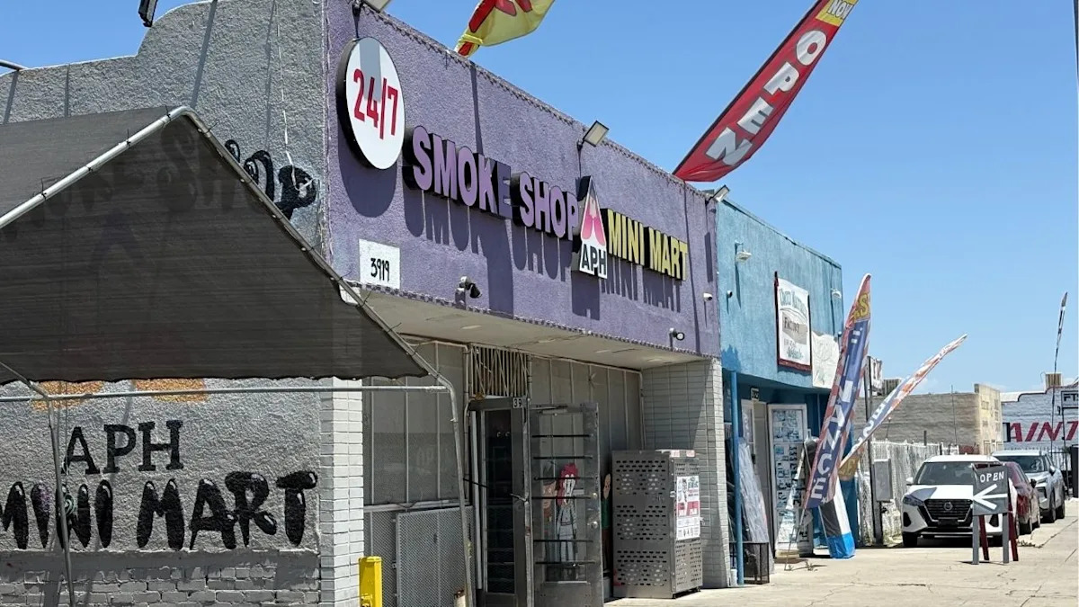 Smoke shop employee shot during attempted robbery in central Fresno, police say