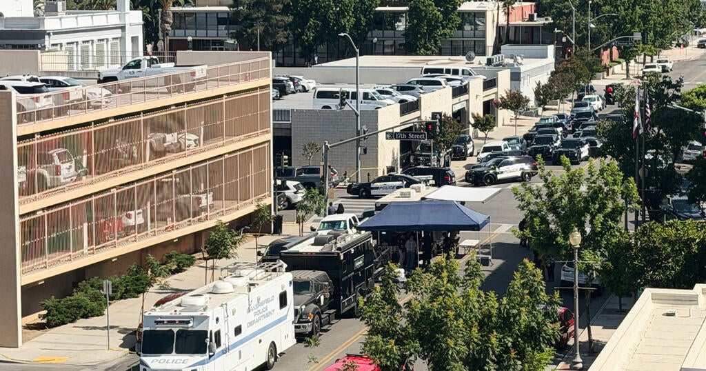 Suspect barricaded in Bakersfield bank standoff