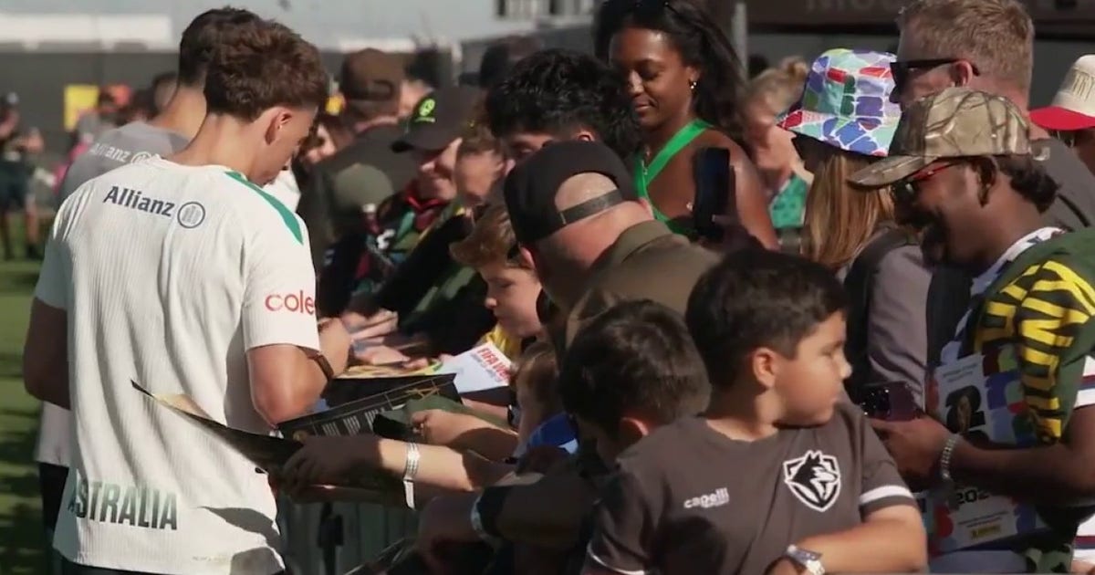 Australian Men's National Soccer Team draws crowds in Alameda for open community practice
