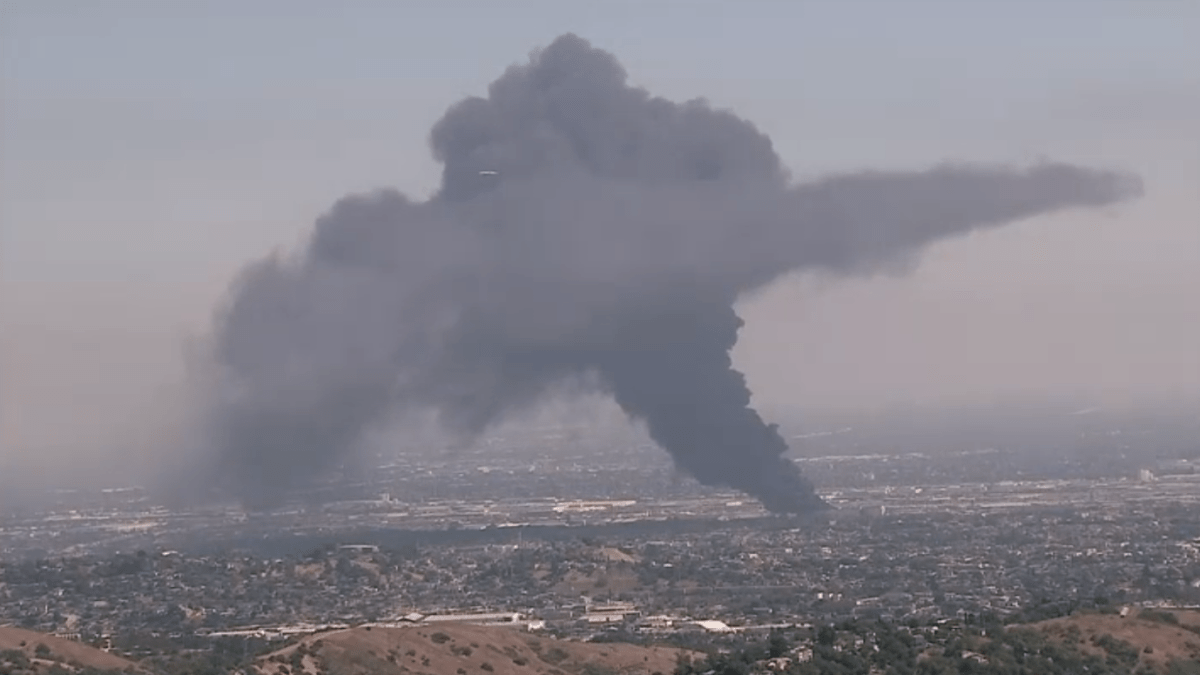 Firefighters attack fire at commercial building in Boyle Heights – NBC Los Angeles