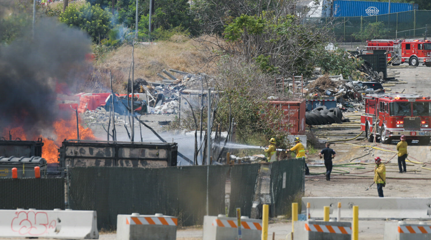 Trash fire along LA River sends large plume of smoke over Long Beach • Long Beach Post News