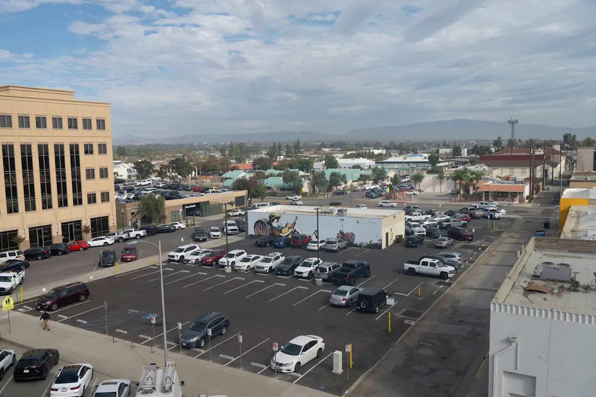 Bakersfield bank hostage standoff ends in FBI killing suspect