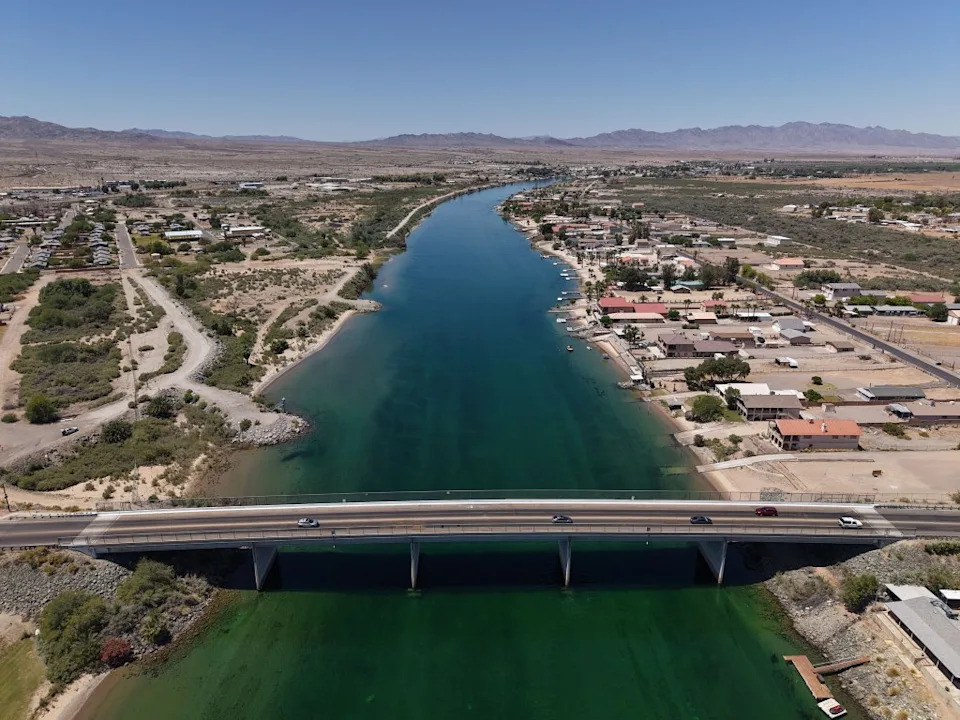 A bridge connecting the Arizona side (right) and the California side (left), where gas prices differ significantly. Andy Johnstone for CA Post