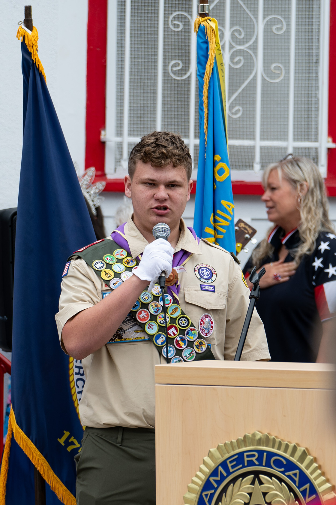 The scouts lead the audience in the Pledge of Allegiance...