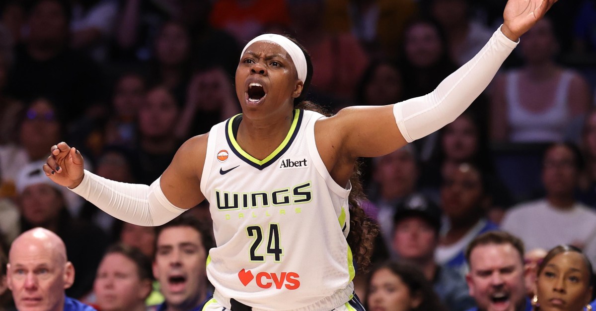 Arike Ogunbowale helps Dallas in high scoring game at Los Angeles Sparks