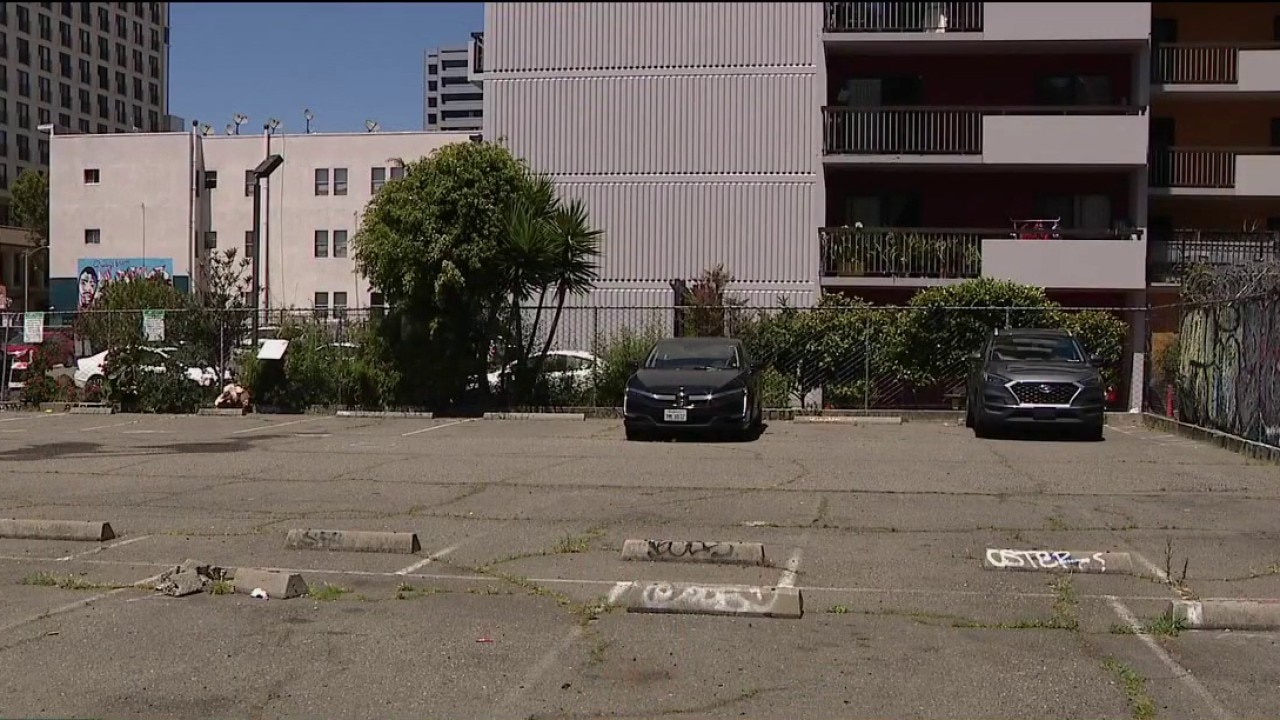 Man killed in Oakland parking lot