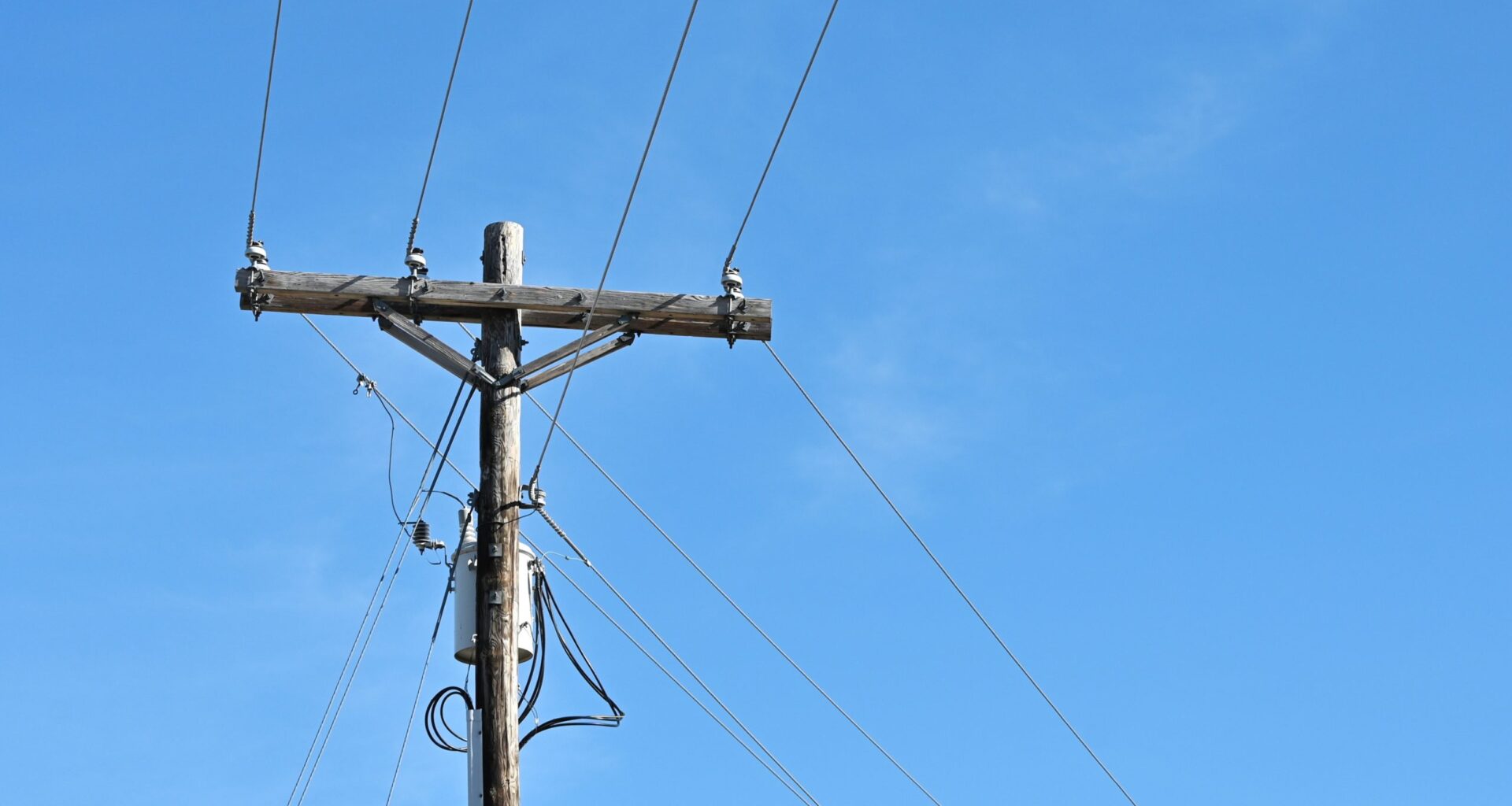 Rollover Crash in Redding Knocks Down Utility Pole, Leaves Nearly 700 Without Power - Sacramento Injury Attorneys Blog