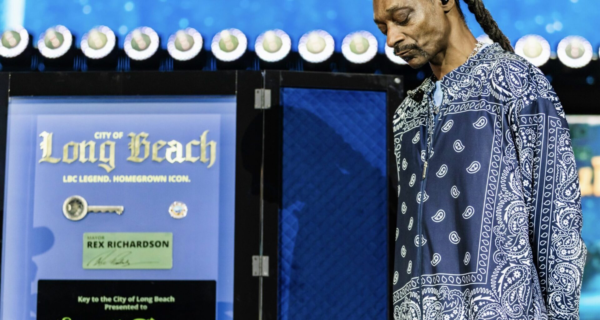 Snoop Dogg gets Key to the City at F&M Bank Amphitheater Debut | 2 Urban Girls