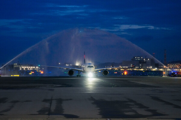 DL89 welcomed by a water cannon at the Hong Kong International Airport. DL89 welcomed by a water cannon at the Hong Kong International Airport.