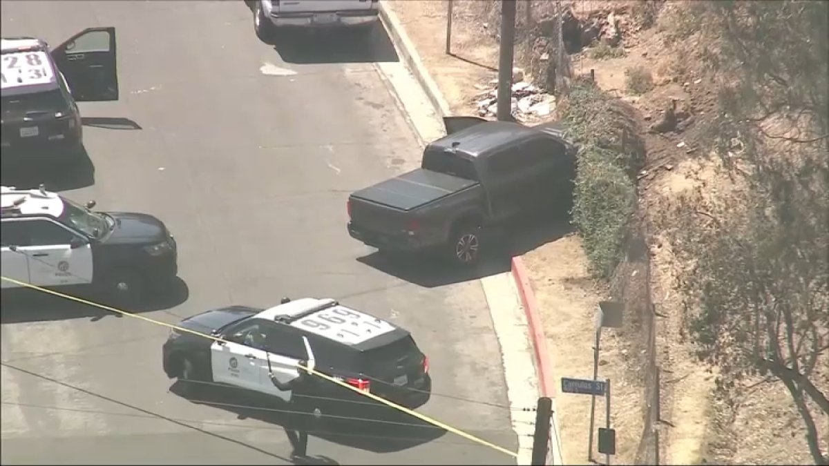 Officer shot after pursuing a stolen vehicle in Boyle Heights – NBC Los Angeles