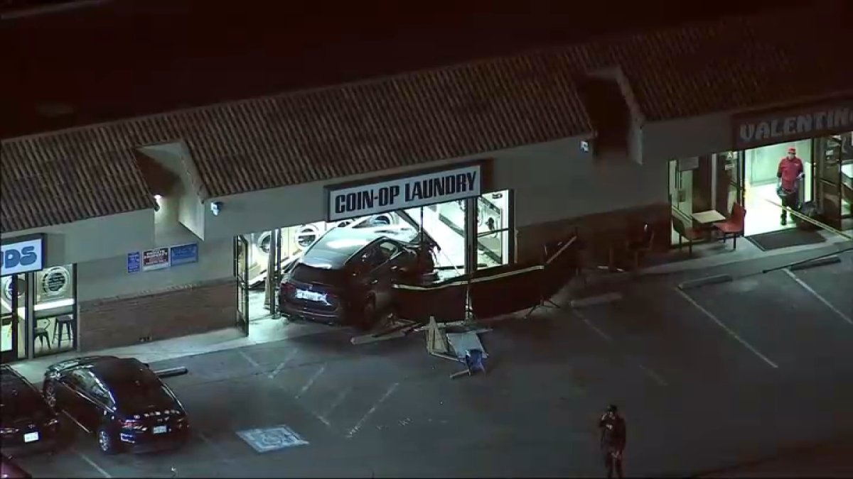 1 person killed after car slams into Manhattan Beach laundromat – NBC Los Angeles