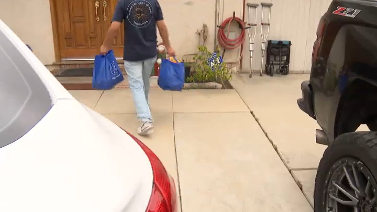 Nonprofit delivers food to immigrant families living in fear – NBC Los Angeles