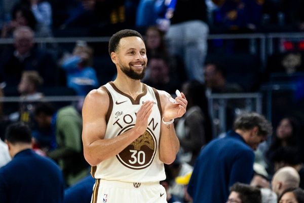 Stephen Curry signs with Chinese sportswear company Li-Ning