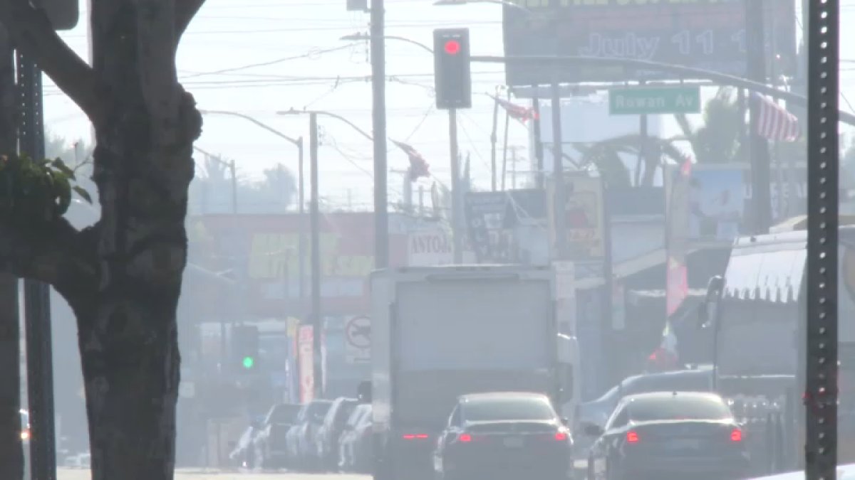Businesses say smoke from Boyle Heights warehouse fire is keeping customers away – NBC Los Angeles
