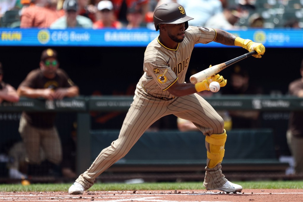 Padres do a little bit of everything to win second straight game, second straight series