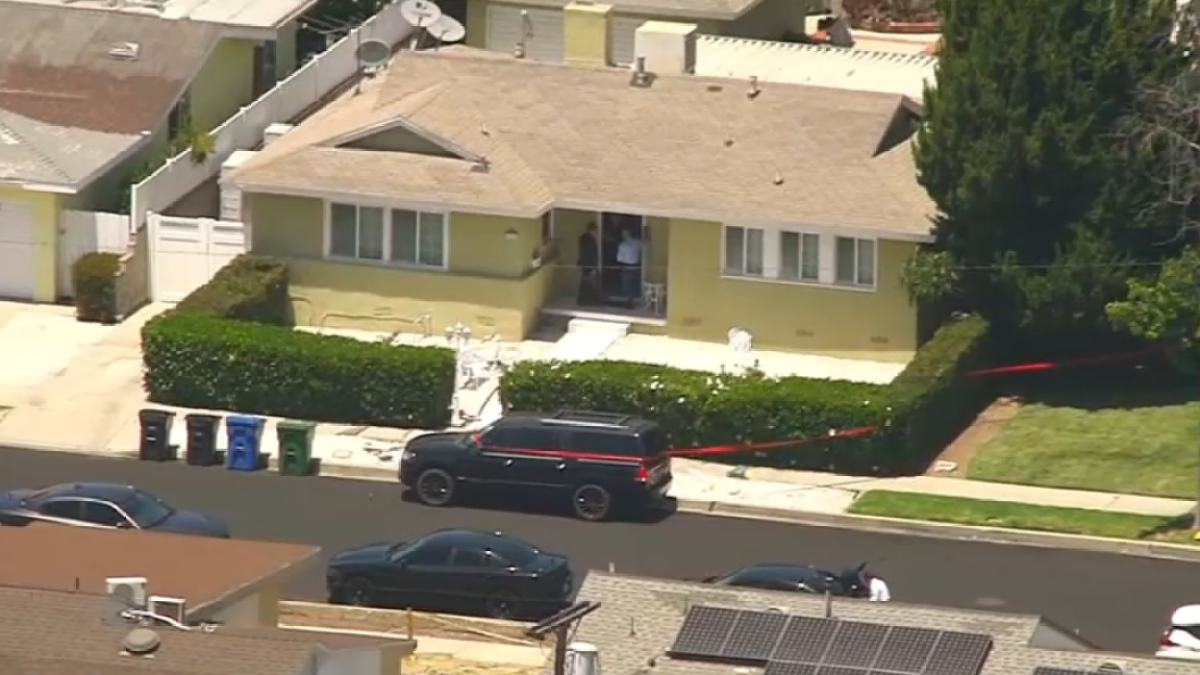 1 in custody in deadly stabbing at Tarzana home – NBC Los Angeles