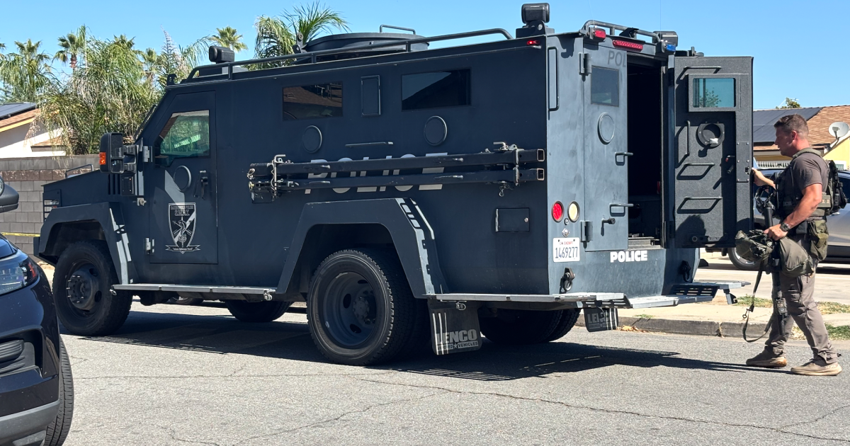 Man arrested after Bakersfield standoff involving rifle, SWAT team