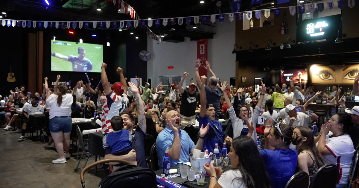 US men's soccer team advances to knockout round, Bakersfield fans celebrate
