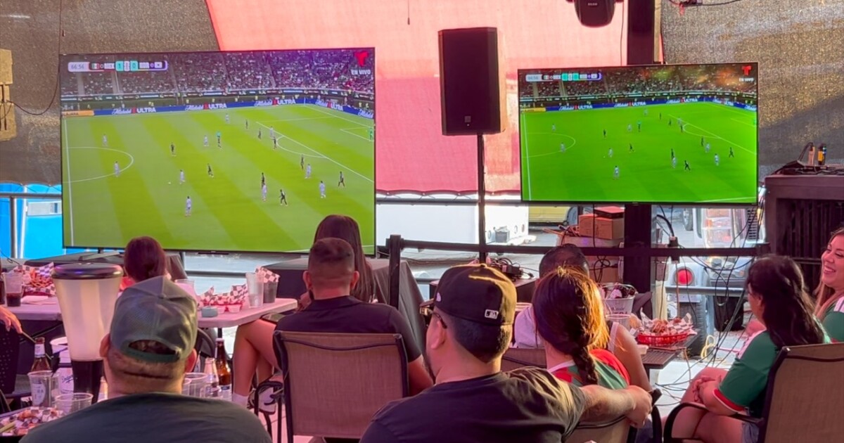 Mexico fans celebrate 1-0 World Cup win over South Korea