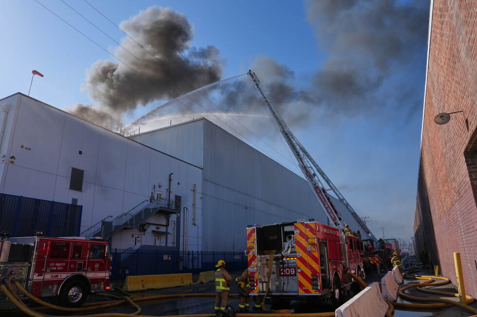 Los Angeles warehouse fire prompts shelter-in-place orders due to risky air