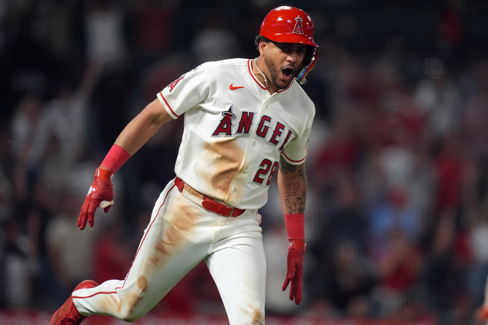 Siri's walk-off single lifts Angels to 3-2 win over Astros in 10 innings