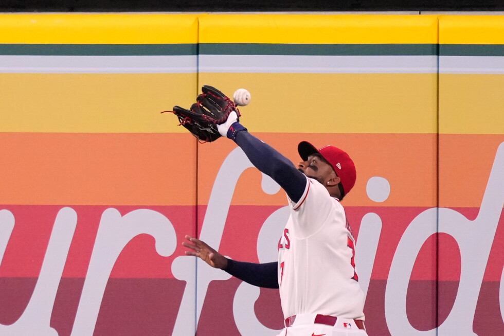 Angels outfielder Jo Adell misplays flyball into home run off his head, much like Canseco in 1993