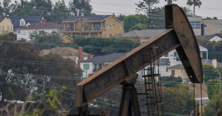 Los Angeles tries again to phase out urban oil production - California ...