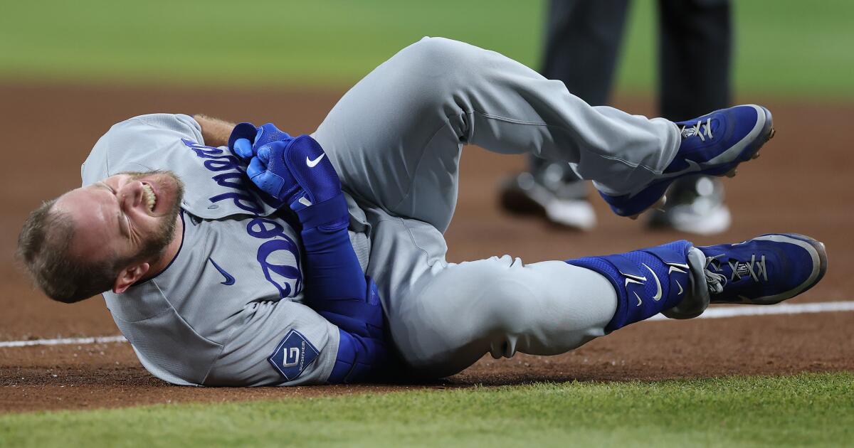 Dodgers' Max Muncy involved in huge collision with Ildemaro Vargas